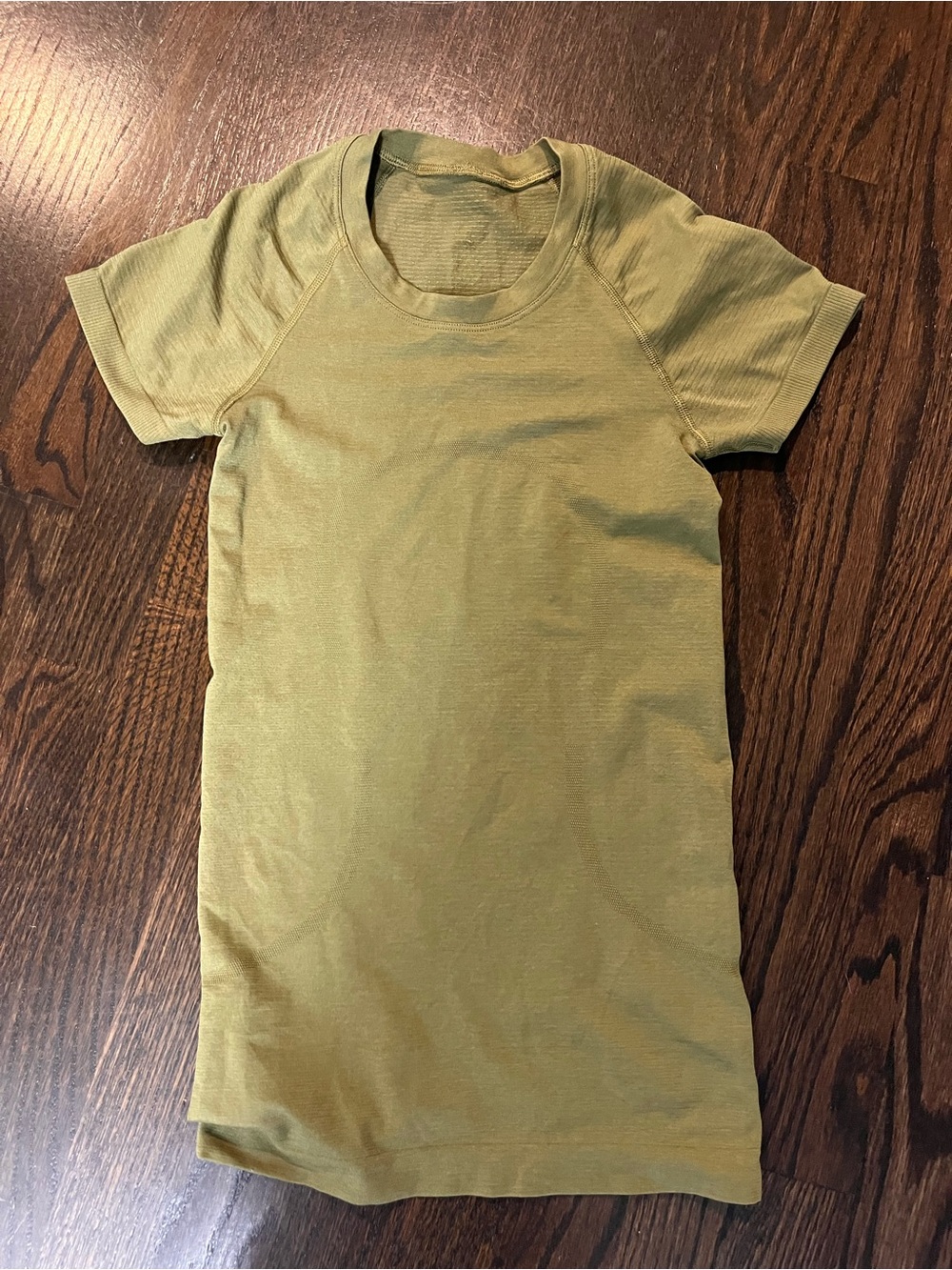 LULULEMON Slim Olive Green Short Sleeve Swift Tee size 0-2